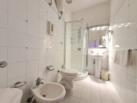 Comfort Quadruple Room, Annex Building | Bathroom | Shower, free toiletries, hair dryer, bidet