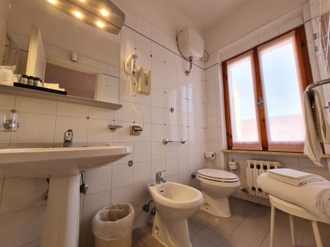 Comfort Triple Room, Annex Building | Bathroom | Shower, free toiletries, hair dryer, bidet