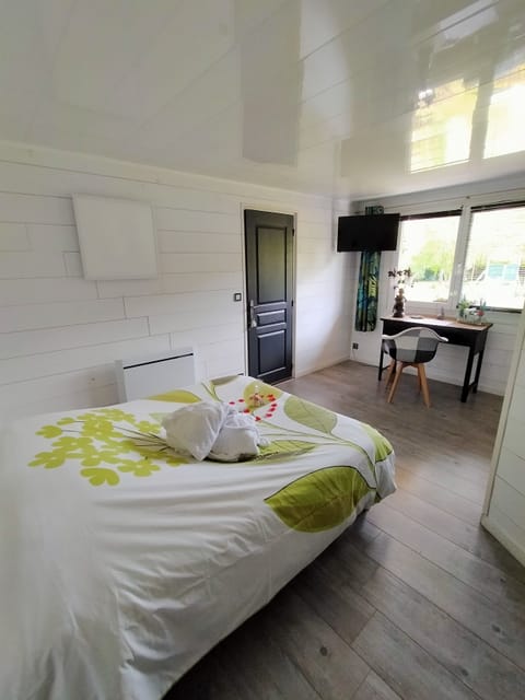 Suite, Garden View (Cottage) | Individually decorated, desk, free WiFi, bed sheets