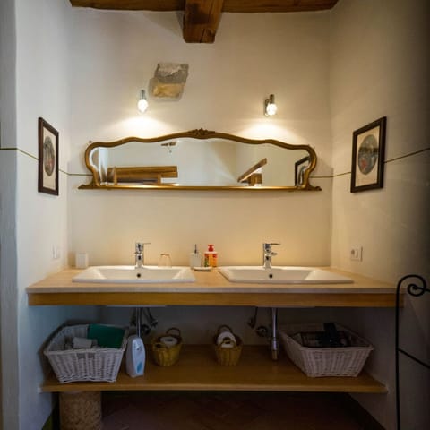 Shower, free toiletries, hair dryer, bidet