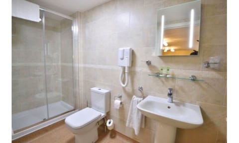 Superior Double Room | Bathroom | Free toiletries, hair dryer, towels