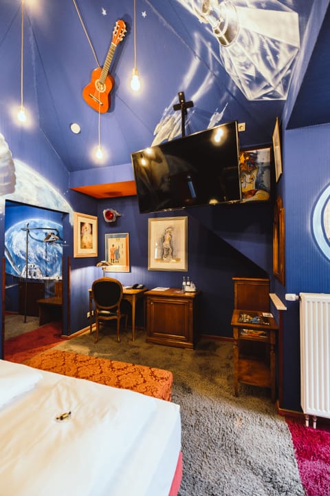 Double Room | Hypo-allergenic bedding, desk, free WiFi, bed sheets