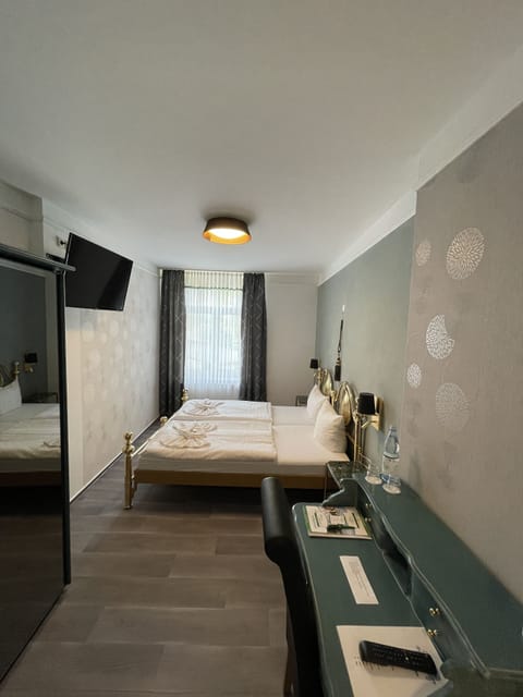 Double Room | Premium bedding, desk, soundproofing, free WiFi