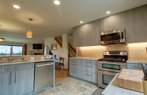 Townhome, 2 Bedrooms | Private kitchen | Fridge, microwave, oven, dishwasher