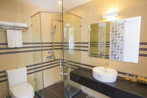 VIP Room | Bathroom | Shower, free toiletries, hair dryer, slippers