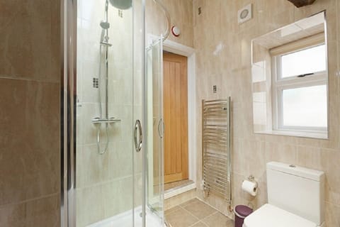 Twin Room | Bathroom | Separate tub and shower, free toiletries, towels