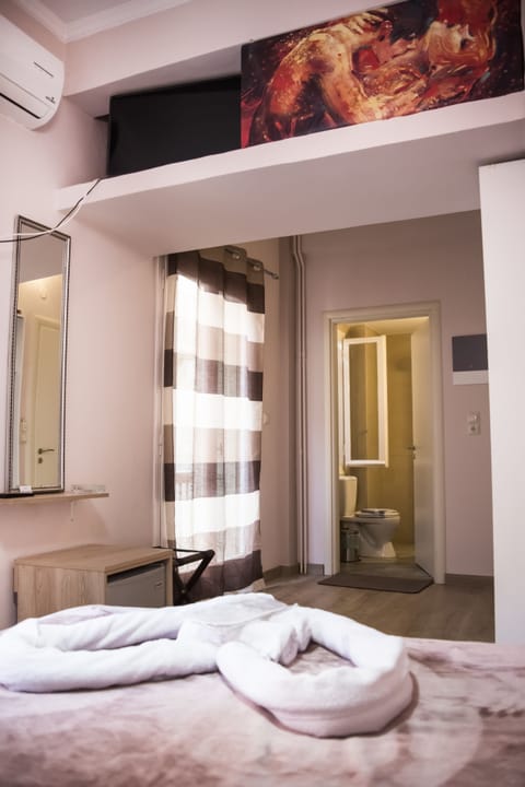 Double Room, Balcony | Minibar, in-room safe, free WiFi, bed sheets