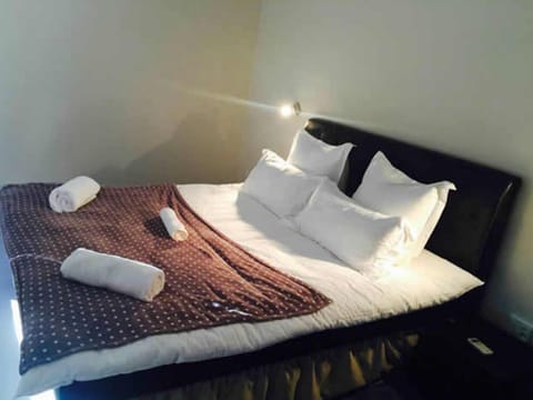 Deluxe Room (Family) | In-room safe, desk, iron/ironing board, free WiFi