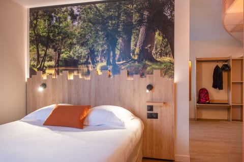 Junior Suite 1 to 4 People | Laptop workspace, blackout drapes, soundproofing, iron/ironing board