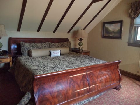 Luxury Suite, 1 King Bed, Non Smoking, Fireplace, Jetted Tub | Premium bedding, individually decorated, individually furnished