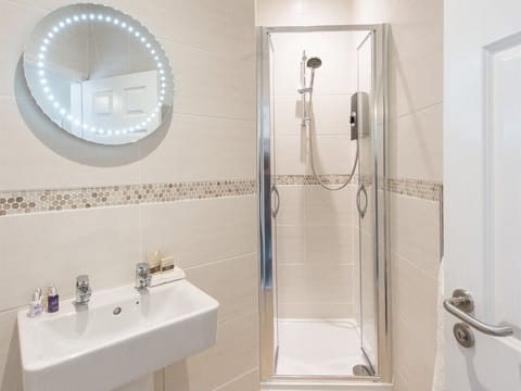 Twin Room, Ensuite | Bathroom | Free toiletries, hair dryer, towels