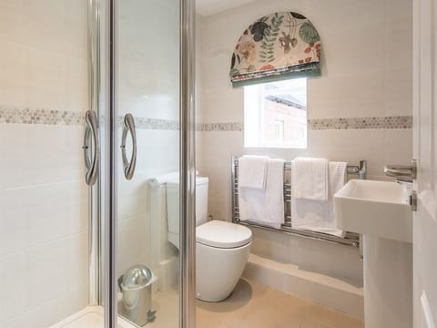 Single Room, Ensuite | Bathroom | Free toiletries, hair dryer, towels