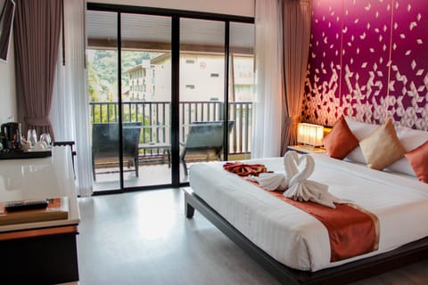 Deluxe Pool View | Minibar, in-room safe, free WiFi, bed sheets