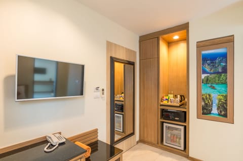 Family Fantasy | Minibar, in-room safe, free WiFi, bed sheets