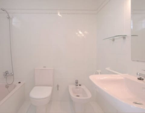 Deep soaking tub, free toiletries, hair dryer, towels