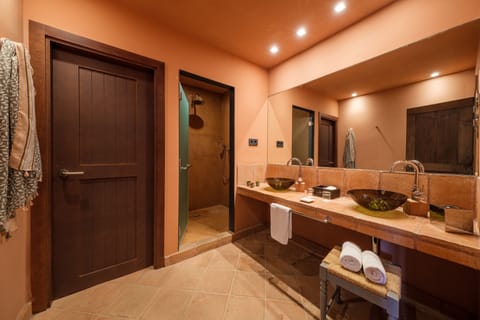 Suite Terrassa | Bathroom | Shower, rainfall showerhead, designer toiletries, hair dryer