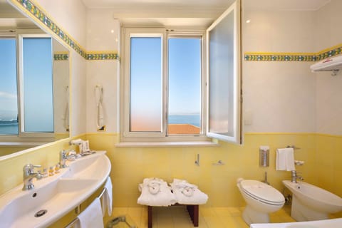 Classic Double or Twin Room, Sea View | Bathroom | Combined shower/tub, rainfall showerhead, free toiletries, hair dryer