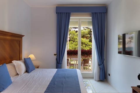 Classic Double or Twin Room, Sea View | Premium bedding, minibar, in-room safe, desk