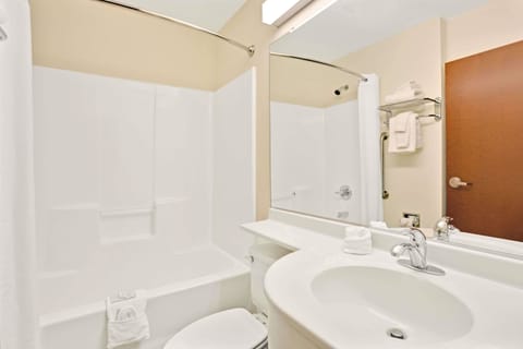 Combined shower/tub, hair dryer, towels