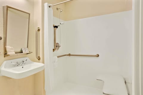 Combined shower/tub, hair dryer, towels