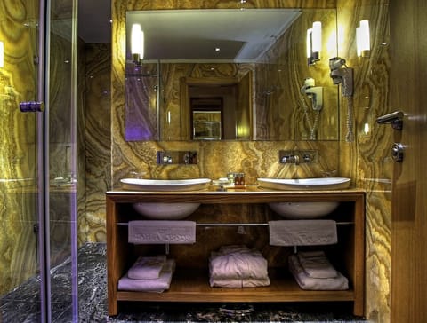 Junior Suite | Bathroom | Shower, free toiletries, hair dryer, bathrobes