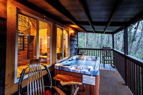 Panoramic Cabin, 2 Bedrooms, Hot Tub, River View | Room amenity