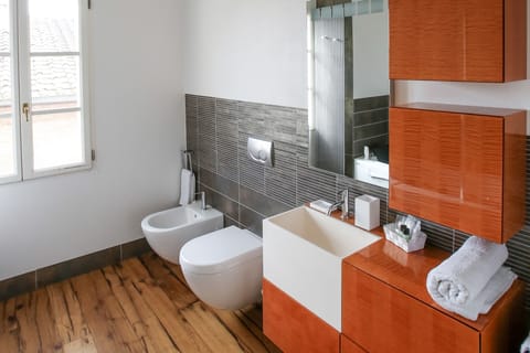 Superior Double Room | Bathroom | Shower, free toiletries, hair dryer, bidet