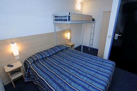 Triple Room | Desk, free WiFi, bed sheets