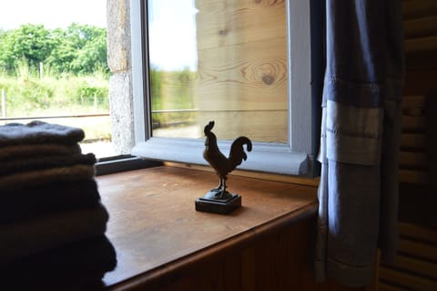 Family Room (Basse) | Bathroom | Combined shower/tub, free toiletries, hair dryer, towels