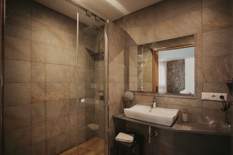 Junior Suite (Piedra/Madera/Hierro) | Bathroom | Free toiletries, hair dryer