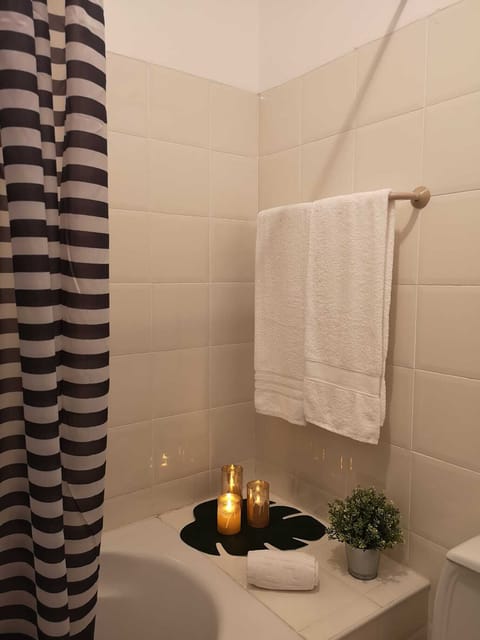 Standard Studio | Bathroom | Bathtub, free toiletries, hair dryer, bidet