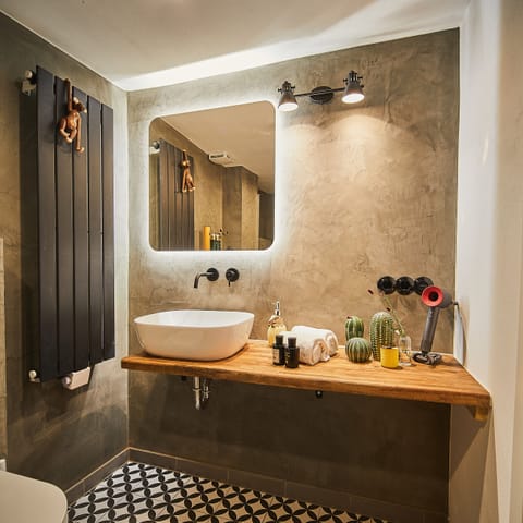 Premium Studio Suite, 1 Bedroom | Bathroom | Shower, designer toiletries, hair dryer, towels