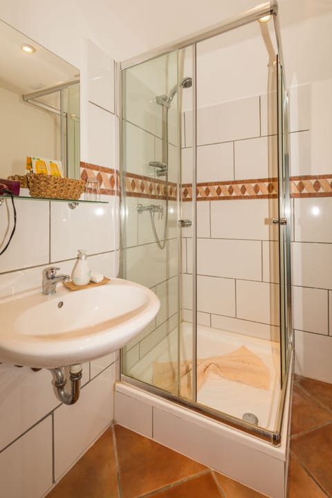 Standard Double Room, Private Bathroom, Courtyard View | Bathroom