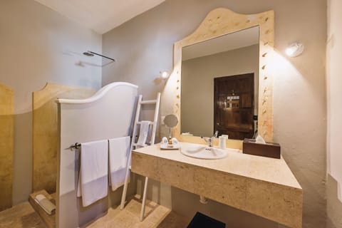 Double Room, 1 Queen Bed | Bathroom | Shower, free toiletries, hair dryer, bathrobes