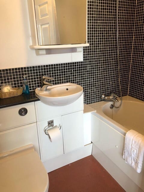 Bathroom | Combined shower/tub, deep soaking tub, free toiletries, towels