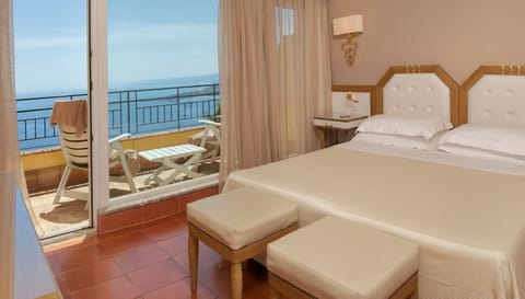 Classic Room, 1 Double or 2 Twin Beds, Balcony, Sea Facing | Premium bedding, in-room safe, desk, laptop workspace