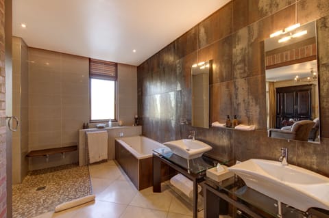 Deluxe Room | Bathroom | Combined shower/tub, deep soaking tub, free toiletries, hair dryer