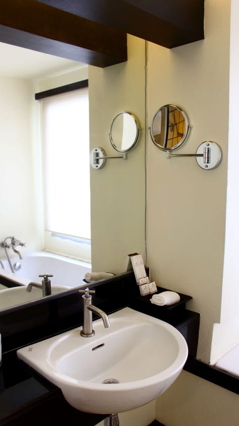 Deluxe Double Room | Bathroom | Separate tub and shower, deep soaking tub, free toiletries, hair dryer