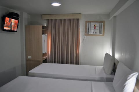 Twin Room | Desk, WiFi, bed sheets