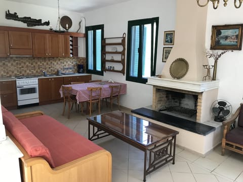 Traditional House, 2 Bedrooms, Mountain View, Courtyard Area | Living area | 42-inch flat-screen TV with cable channels, Smart TV, fireplace