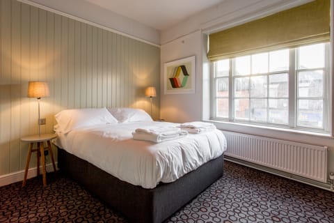 Comfort Double Room, 1 King Bed | In-room safe, desk, laptop workspace, iron/ironing board