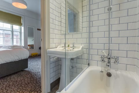 Deluxe Double or Twin Room, 1 King Bed | Bathroom | Shower, free toiletries, hair dryer, towels