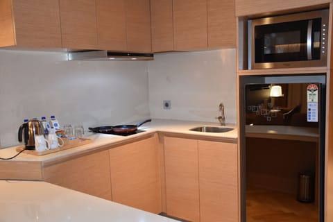 1 Bed Room Family Apartment - Queen Bed | Private kitchenette | Coffee/tea maker, eco-friendly cleaning products