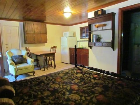 Deluxe Cabin, 1 Queen Bed, Non Smoking | Private kitchen | Fridge, microwave, coffee/tea maker