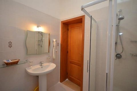 Double Room, Garden View | Bathroom | Shower, hair dryer, bidet, towels