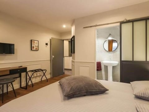 Deluxe Double Room, Private Bathroom | WiFi