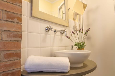 Comfort Suite | Bathroom | Shower, rainfall showerhead, free toiletries, hair dryer