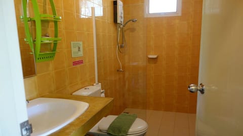 Villa with Sea View | Bathroom | Shower, free toiletries, hair dryer, towels