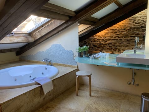 Deluxe Studio Suite | Bathroom | Bathtub, jetted tub, free toiletries, hair dryer