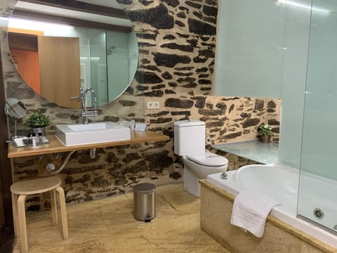 Double Room | Bathroom | Bathtub, jetted tub, free toiletries, hair dryer